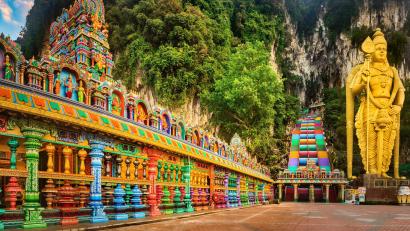 Bild: Khoroshunova/Tourism Malaysia/dpa
Farbenfrohe Stufen führen zum Eingang der Höhlen - davor steht die vergoldete Statues des Gottes Murugan.