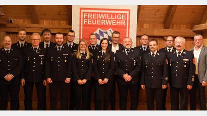 Bild: u
Beim Kameradschaftsabend der Feuerwehr Steiningloh-Urspring werden Mitgluieder geehrt (von links): Zweiter Vorsitzender Michael Schulze, Erster Vorsitzender Michael Pfab, Ludwig Fischer, Franz Giehrl, Quirin Stauber, Erster Kommandant Josef Giehrl, Kathrin Schmidl, Wolfgang Fischer, Marie Giehrl, Richard Honig jun., Erich Stauber, Gerald Silbermann, Kreisbrandinspektor Michael Iberer, Kreisbrandmeister Marco Weiß, Ehrenkreisbrandrat Fredi Weiß und Bürgermeister Hermann Falk.