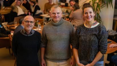 Bild: Simone Wiesner/exb
Der neue Vorstand des Kultur- und Kreativwirtschaft mittlere Oberpfalz e.V. Andreas Wörz, Marcus Rebmann und Anne Madlene Schleicher (von links).