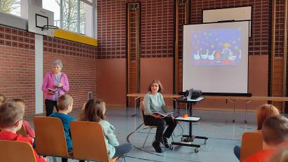 Bild: Grundschule/exb
Vorlesetag an der Grundschule Krummennaab mit Christa Vogl und Illustratorin Elham Howeizi.