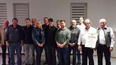 Bild: e
Der Heimat- und Verkehrsverein Theuern wählt einen neuen Vorstand (von links):Bürgermeister Roland Strehl, Gerhard Praller, Roberto Schwab, Herbert Pronat, Silvia Schneider, Matthias Kotzbauer, Matthias Wiendl, Melanie Rugalla, Vorsitzender Tobias Birner, Matthias Hahn, Lukas Pronat, Ehrenvorsitzender Herbert Breitkopf und Richard Praller.