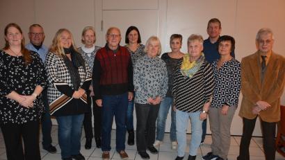 Bild: jr
Ehrungen gab es bei der Weihnachtsfeier des AWO-Ortsverbandes Mitterteich. Im Bild (von links) Ortsvorsitzende Daniela Wiesner, Gerhard Lang, Sabine Kirchmann, Gisela Kirchmann, Walter Wenisch, Sandra Robl, Angelika Müller, Gerda Mayerhöfer, Anni Riedl, Jürgen Kirchmann, Gerlinde Pfohl und Kreisvorsitzender Edwin Ulrich.