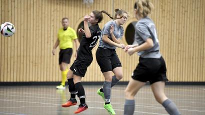 Bild: Hubert Ziegler
Spannenden Frauenfußball in der Halle bot der Medi-Fit-Cup in Kümmersbruck. Das Bild zeigt eine Szene aus der Partie zwischen dem 1. FC Schwarzenfeld (graue Trikots) gegen den TSV Theuern I.