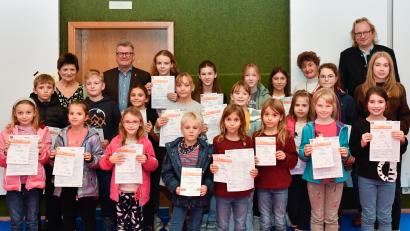 Bild: Petra Hartl
Beim Tus Rosenberg wurden erneut Sportabzeichen verliehen. Hier die Gruppe der Kinder und Jugendlichen mit (hintere Reihe) Übungsleiterin Helga Sporrer, Bürgermeister Michael Göth sowie Prüferin Sigrid Pilhofer und Horst Perrey (Zweiter TuS-Vorsitzender).