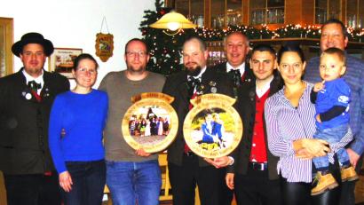 Bild: bk
Die Gausieger sowie Pokal- und Scheibengewinner zeichnet erster Schützenmeister Sebastian Ludwig (links) aus.