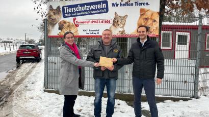 Bild: Andre`Meidenbauer/exb
Christin Präßler (links) und André Meidenbauer (rechts) überreichen Schatzmeister Volker Olbrich die Spendensumme.