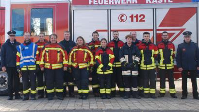 Bild: cvl
Kreisbrandmeister Alois Schindler, die Kommandanten Christoph Dumler, Tobias Rodler, Dominik Kugler (von links), Hans Birkner und Alexander Pühl (von rechts) gratulierten (ab Fünfter von links) Jonas Hautmann, Ann-Kathrin Kugler, Jonas Zeitlmann, Sabrina Murr, Dominik Schiml, Jonas Gailer, Josef Schraml und Florian Schiml.