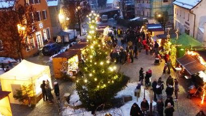 Bild: jp
Beim romantischen Kastler Adventsmarkt herrscht diesmal eher durchwachsenes Wetter. Davon lassen sich die Besucher aber nicht abhalten.
