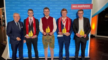 Bild: HWK/Kilger
Handwerkskammer-Hauptgeschäftsführer Jürgen Kilger (links) gratulierte den Bundessiegern der Deutschen Meisterschaft im Handwerk aus Ostbayern (Zweiter bis Fünfter von links): Johannes Gollwitzer, Johannes Häberl, Vinzenz Kellner und Maximilian Simmel.