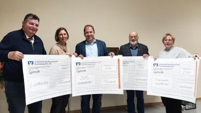 Bild: ise
Vorsitzender Josef Ziegler (links) und seine Stellvertreterin Ulrike Steinhilber (rechts) überreichen Spenden an Lichtblicke, vertreten durch Viola Vogelsang-Reichl (Zweite von links), an das SOS-Kinderdorf, vertreten durch Holger Hassel (Dritter von links), sowie an die Aktion Großfamilien und die Familien-Freizeitstätte Lambach des Kolpingwerks, vertreten durch Diözesanvorsitzenden Martin König (Zweiter von rechts).