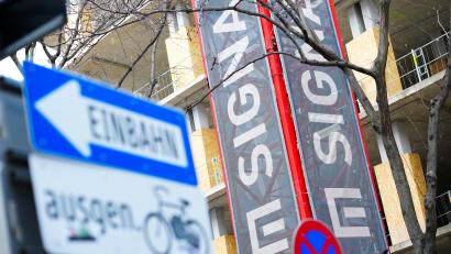 Symbolbild: Eva Manhart/dpa
Die Signa-Holding des österreichischen Immobilieninvestors René Benko ist insolvent. Das hat auch Auswirkungen auf die Flosser Baufirma Gollwitzer.