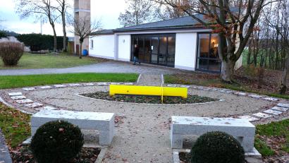 Bild: do
Im Zusammenspiel von Himmel und Erde und der Leuchtkraft von Glas und Sonne soll die Urnenanlage die Hoffnung auf ein Weiterleben nach dem Tod stärken.