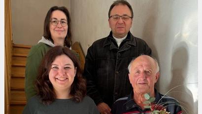 Bild: Kirchenchor Kulmain/exb
Bei Stephanie Vetter und Helmut Kotlar (vorne von links) bedankten sich Chorleiterin Stefanie Wöhrl und Pfarrer Markus Bruckner (hinten von links) für ihre Treue zum Ensemble.