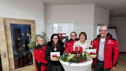 Bild: gz
AWO-Vorsitzender Fritz Möstl übergibt im Beisein von Pflegedienstleiterin Anja Meckl (links) und Tagespflege-Leiterin Eva-Maria Kleber (Mitte) an Petra Brenner (Zweite von rechts) von der Musikschule und Nicole Kleber vom Elternbeirat eine Spende.