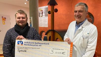 Bild: Kliniken Nordoberpfalz, Michael Reindl/exb
3000 Euro zum 40. Geburtstag – aber nicht für Geburtstagskind Dominik Baschnagel (links), sondern die Kinderklinik um Chefarzt Dr. Fritz Schneble.