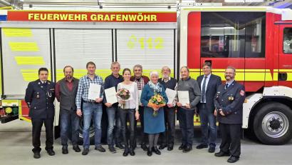 Bild: rgr
Feuerwehr-Vorstand Robert Kraus (rechts) bedankte sich beim Kameradschaftsabend bei den Kameraden mit langjährigen Dienstzeiten und besonders bei seinem Vorgänger Alexander Richter (links).