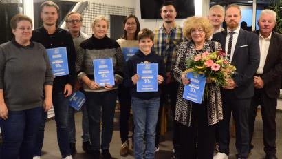 Bild: Kunz
Der TC Postkeller Weiden um Vorsitzenden Heiko Hauer (Zweiter von rechts) ehrt bei seiner Jahreshauptversammlung langjährige Mitglieder.