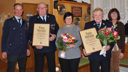 Bild: M. Rauscher/exb
Die Feuerwehr Adlholz ehrt ihre früheren Vorsitzenden: (von links) Vorsitzender Florian Siegler, Ehrenmitglied Paul Winklmann mit Ehefrau Anneliese Winklmann, Ehrenmitglied Rupert Sachsenhauser und Dritte Bürgermeisterin Evi Höllerer.
