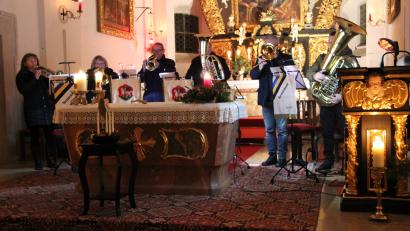 Bild: prh
Beim "Altbayerischen Adventsingen" beeindrucken die Musiker die Zuhörer in dem einmaligen Ambiente der Wallfahrtskirche St. Quirin. Der Erlös kommt der geplanten Innenrenovierung des Gotteshauses zugute.