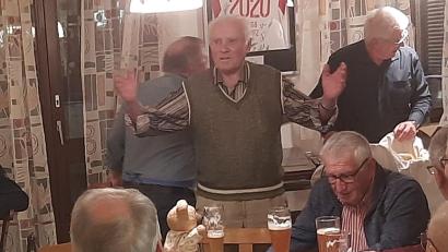 Bild: bjp
Auch im Ruhestand steht ein Vollblutmusiker immer im Dienste der Musen. So dirigiert Josef Sloot beim Fest zu seinem 85. Geburtstag auch das Ständchen der vielen Gratulanten.