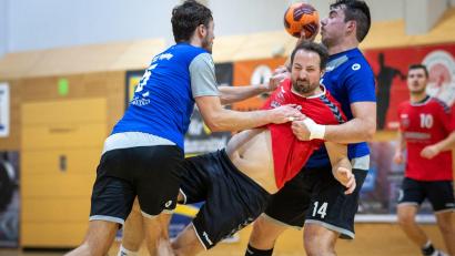Archivbild: Uschold
Dominik Mösbauer (Mitte, Szene gegen EV Regensburg) am Kreis: Die Oberviechtacher Handballer konnten nur teilweise mit dem TV Erlangen-Bruck mithalten.