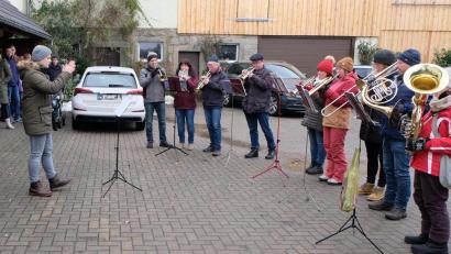 Bild: le
Auch bei Wind und Wetter hält der Flosser Posaunenchor an der Tradition fest. Unter Leitung von Jonathan Bär und David Meierhöfer hatten die Bläserinnen und Bläser des Posaunenchores im Flosser Land mit Advents- und Weihnachtsliedern die Landebevölkerung erfreut.