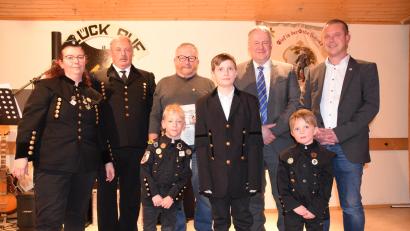 Bild: wku
Im Namen des Bergknappenvereins Königstein ehren (von links) Birgit Stollner und Richard Luber den Jubilar Wolfgang Strobel; Landrat Richard Reisinger und Bürgermeister Jörk Kaduk gratulieren. Mit im Bild die jüngsten Mitglieder aus Pegnitz und Auerbach.