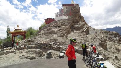 Bild: Walter Liebl/Kunst- und Kulturverein Erbendorf/exb
Radpause unter dem Gompa von Tikse, ein buddhistischer Tempel in Ladakh, unweit der Stadt Leh auf 3600 Meter Höhe.