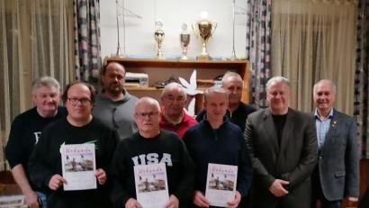 Bild: sc
Die Stadt- und Einsatzstellenmeister des Jahres 2023: (von links) Wolfgang Burger, Martin Dotzler, Hans Pirner, Alfred Heinz, Werner Troidl, Georg Eichenseer jun., Ludwig Maul, Landrat Richard Reisinger, Walter Schlenk.