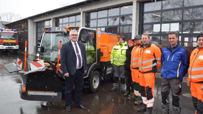 Bild: bnr
Bürgermeister Richard Tischler übergibt das neue Citycat V20 an den Bauhofleiter Uwe Groß (Dritter von rechts).