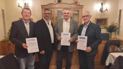 Bild: Metall-Innung Nordoberpfalz/exb
Innungsobermeister Dieter Hagn (Zweiter von links) verabschiedet die langjährigen Vorstandsmitglieder Christian Baumann (links), Wilhelm Forster und Anton Korsche (von rechts).