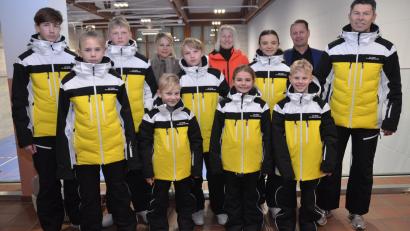 Bild: dob
Das Renn-Team der Skiabteilung des Turnvereins Vohenstrauß präsentiert sich ab dieser Saison in einem neuen Outfit. Trainer Markus Baierl (rechts) freut sich mit den Kindern und Jugendlichen.