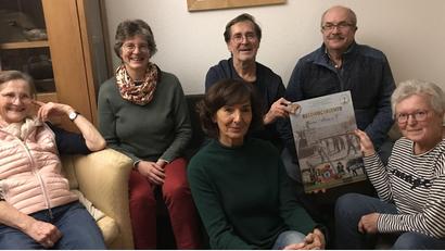 Bild: mma
Dorothea Stanzel-Bauer (Beirätin), Eva Mayerhofer (Schatzmeisterin), Andrea Platzer (Beirätin), Hans Bauer (Vorsitzender), Josef Hirsch (Beirat) freuen sich über die von Marianne Moosburger (stellvertretende Vorsitzende) mitgebrachte Danke-Urkunde.