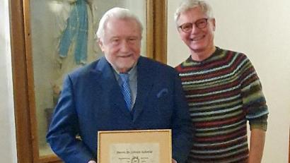 Bild: Rika Pongratz
Ehrenvorsitzender Dr. Ulrich Schmid (links) gehört der Projekthilfe Luppa seit 50 Jahren an und bekam dafür von Ulrich Siebenbürger (rechts) eine Ehrenurkunde.