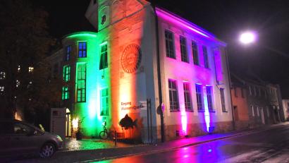 Archivbild: ubb
Das Museumsquartier strahlte zur „Langen Museumsnacht“ in bunten Farben. Auch im kommenden Jahr 2024 stehen dort Sonderausstellungen sowie zahlreiche Veranstaltungen an.