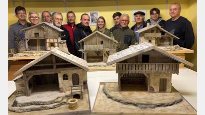 Bild: Heldmann/exb
Stolz auf die entstandenen Krippen zeigten sich sowohl die Krippenbauer als auch die Helfer der Krippenfreunde (von links): Ronny Hog, Otto Weber, Harald Reitmeier und Rudolf Braun, Martin Schärtl, Dieter Schmidt, Tanja Hummel, Johannes Sperlich, Helfer Hans Zangl, Walter Sperlich, Lukas Sperlich und Vorsitzender Reinhard Heldmann.