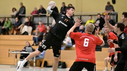 Archivbild: Hubert Ziegler
Wuchtiger Angriff von Julian Schaller (links, hier in einem früheren Spiel). Die HG Amberg gewann ihr Auswärtsspiel beim TB Roding.