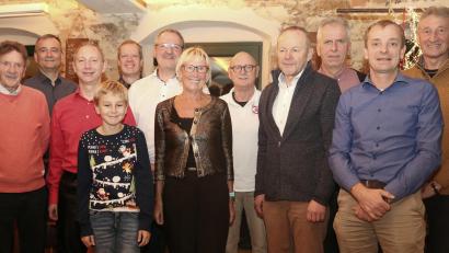 Bild: ´Trimm-Dich-Gruppe/exb
Bei der Trimm-Dich-Gruppe werden Sportabzeichen verliehen und langjährige Mitglieder ausgezeichnet. Das Bild zeigt (von links): Konrad Mauderer, Alois Gsödl, Andreas Matzke, Willi Schießl, Matthias Kiener, Helmut Lindner Sabine Wirth, Norman Bauer, Heribert Schießl, Hans Hauser, Max Wiederer und Alfons Ederer.