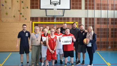 Bild: Michaela Winklmeier/exb
Das Basketball-Team der Lebenshilfe freute sich über die Spende von Round Table 69 Amberg. Den Scheck nahmen Coach Engelbert Ludwig Weidel (Zweiter von links), die erste Mannschaft und Verwaltungsleiterin Michaela Winklmeier (rechts) von Manoel Schmidt (links) sowie Michael Thiel und Daniel Seidel (Dritter und Zweiter von rechts) entgegen.