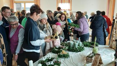 Bild: rgl
Im Luher Pfarrheim geht es beim Adventsbasar des Katholischen Frauenbundes eng zu. Viele Besucher sind gekommen, um sich die Dekorationen für die Adventszeit anzusehen.