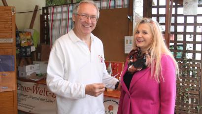 Bild: pi
Ein strahlender Dr. Josef Nickl sagt Manda Kick "Vergelt's Gott".