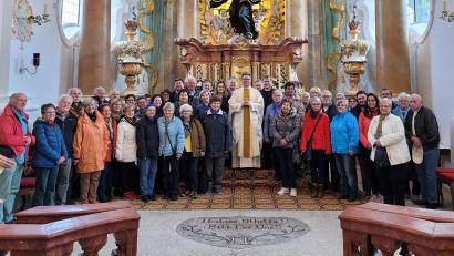 Bild: Pfarrei St. Konrad/exb
Das Foto zeigt die Teilnehmer mit Pfarrer Michael Jakob in der Wallfahrtskirche Hellring-St. Ottilia.