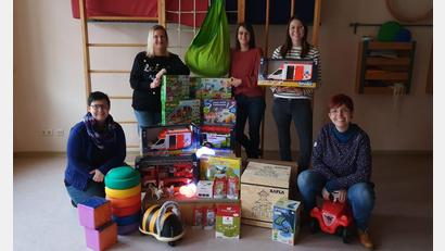 Bild: Jennifer Steinbach/exb
Der Elternbeirat des Kindergartens Pertolzhofen kann Spielsachen im Wert von rund 1500 Euro an die Einrichtung spenden.