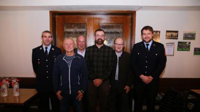 Bild: egl
Die Gemeinde Kümmersbruck ehrt verdiente Führungskräfte der Feuerwehr Theuern (von links): Zweiter Kommandant Matthias Wiendl, Richard Schwarz, Bürgermeister Roland Strehl, Markus Götz, Dritter Bürgermeister Hubert Blödt und Zweiter Vorsitzender Sebastian Schieder.