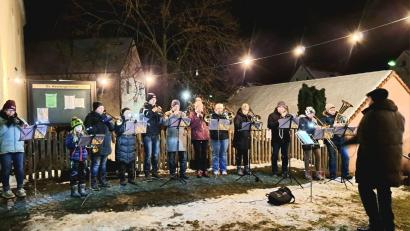 Bild: bk
Der Posaunenchor unter Heinrich Müller stimmt auf Weihnachten ein.