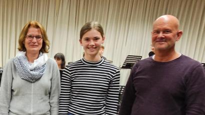 Bild: Förderverein Bergknappenkapelle
Fördervereinsvorsitzende Alexandra Ottmann (links) gratulierte der neuen Jugendvertreterin Lena Eckl zusammen mit Stadtkapellmeister Stefan Frank.