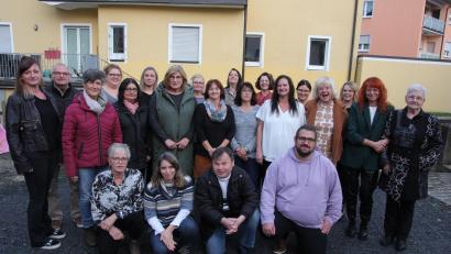 Bild: kro
Das ambulante Pflegeteam mit Geschäftsführerin Martina Gruber (stehend, Sechste von rechts) hat bei der Qualitätsprüfung durch den Medizinischen Dienst Bayern hervorragend abgeschnitten. Stehend rechts Elvira Schiml, vorne rechts knieend Andreas Türpitz.