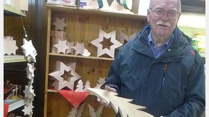 Bild: mad
Die Holzobjekte von Schreiner Richard Winderl stehen bei der Aktion "Sternstunden" in Schwarzhofen im Mittelpunkt. Der Erlös aus dem Verkauf kommt einem guten Zweck zu Gute.