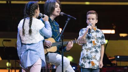 Bild: Sat.1/Richard Hübner
Veronika, Moritz und Xaver (von links) stehen am Ostersamstag bei The Voice Kids auf der Bühne. Die Aufzeichnung beginnt um 20.15 Uhr auf Sat.1.