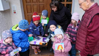 Bild: do
Im Namen der Kita Speinshart überreichte eine fröhliche Kinderschar mit Erzieherin Alexandra Gittler an Andreas Steinl die beim Martinszug gesammelten bunt bemalten Spendenkuverts. Beim Öffnen war die Freude groß, als Steinl beim Nachzählen auf eine Spendensumme von 837 Euro kam
